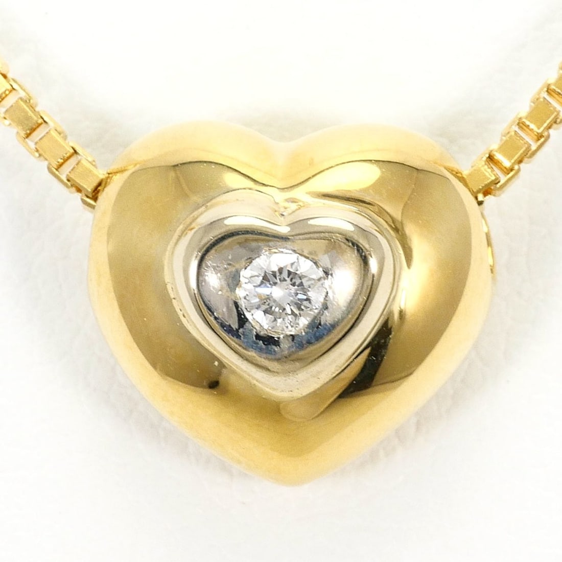 18K (18-karat) Yellow Gold Necklace with 0.082ct Diamond, Certificate of Authenticity, Total Weight: --- Catalog ---Category: SizeWeight: 7.9g / 0.27oz.Pendant Size: 11mm x 12mm / 0.43'' x 0.47''Neck Circumference: 40 cm / 15.74''Category: DesignColor: White gold, Yellow goldMetal: Gold, White GoldSt