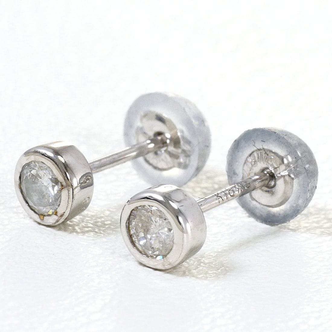 18K (18-karat white gold) earrings with 0.15ct diamonds, total weight 0.6g, jewelry.: --- Catalog ---Category: SizeWeight: 0.6g / 0.02oz.Category: DesignType: Stud earringsColor: White goldMetal: White GoldStone: DiamondGender: WomenMaterial: White gold (18K)Metal Purity: 18KWeight (ct