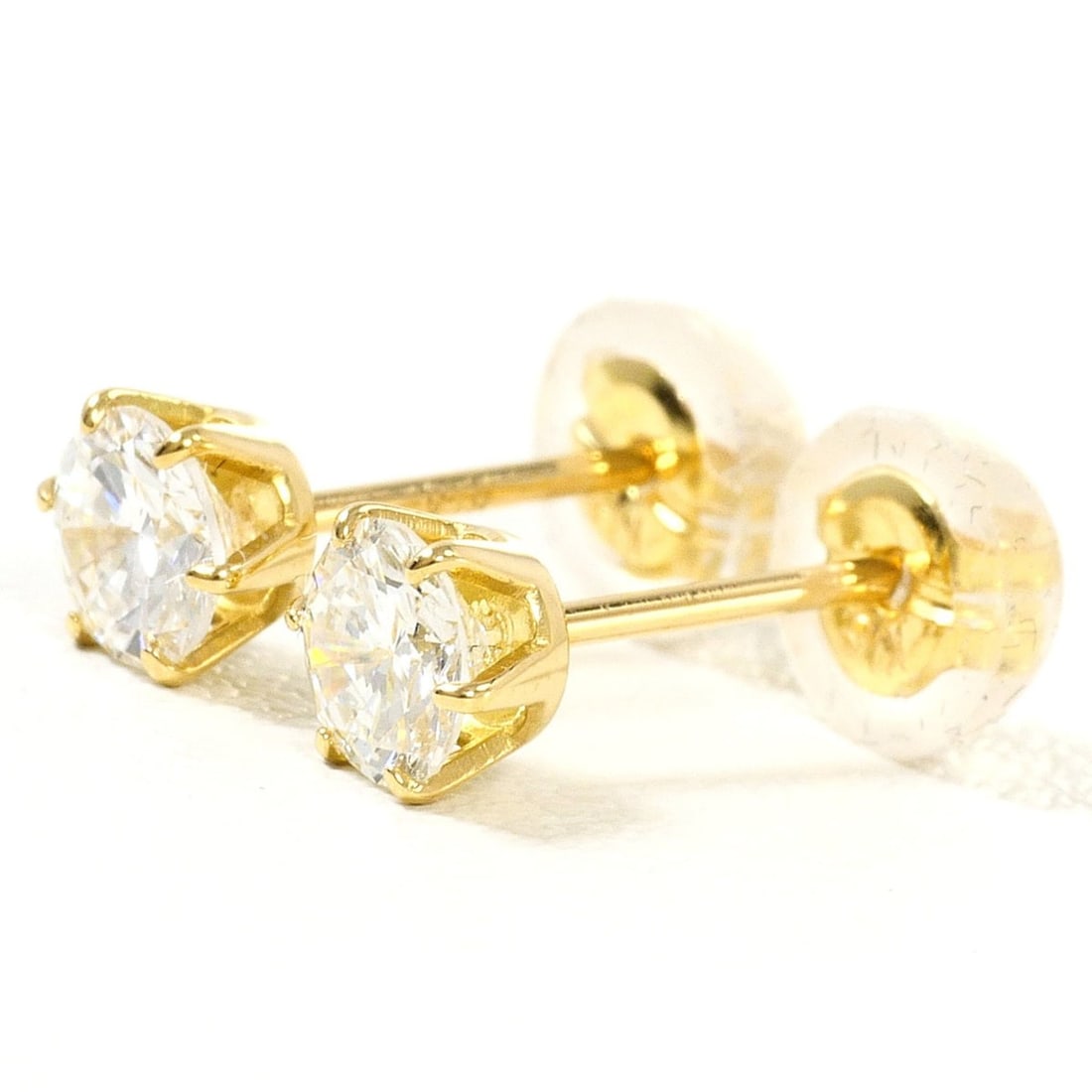 18K (18-karat) Yellow Gold (YG) Earrings with Diamonds (0.279ct and 0.270ct), Certificate of: --- Catalog ---Category: SizeWeight: 0.5g / 0.01oz.Category: DesignType: Stud earringsColor: Yellow goldMetal: GoldStone: DiamondGender: WomenMaterial: Yellow gold (18K)Metal Purity: 18KCategory: Gene
