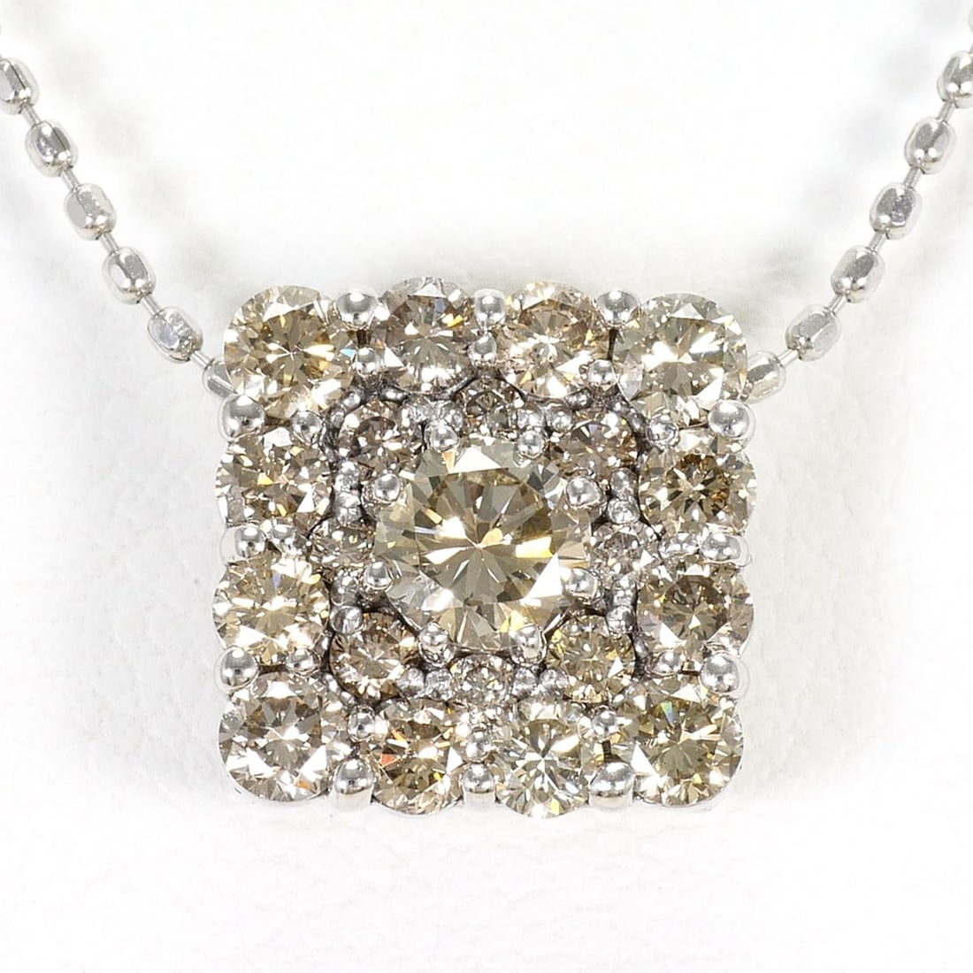 18K (18-karat white gold) necklace, SI2 clarity, certified, total weight 3.0g, 44cm length, jewelry.: --- Catalog ---Category: SizeWeight: 3g / 0.1oz.Pendant Size: 9mm x 9mm / 0.35'' x 0.35''Neck Circumference: 44 cm / 17.32''Category: DesignColor: White goldMetal: White GoldStone: DiamondGender: Wome
