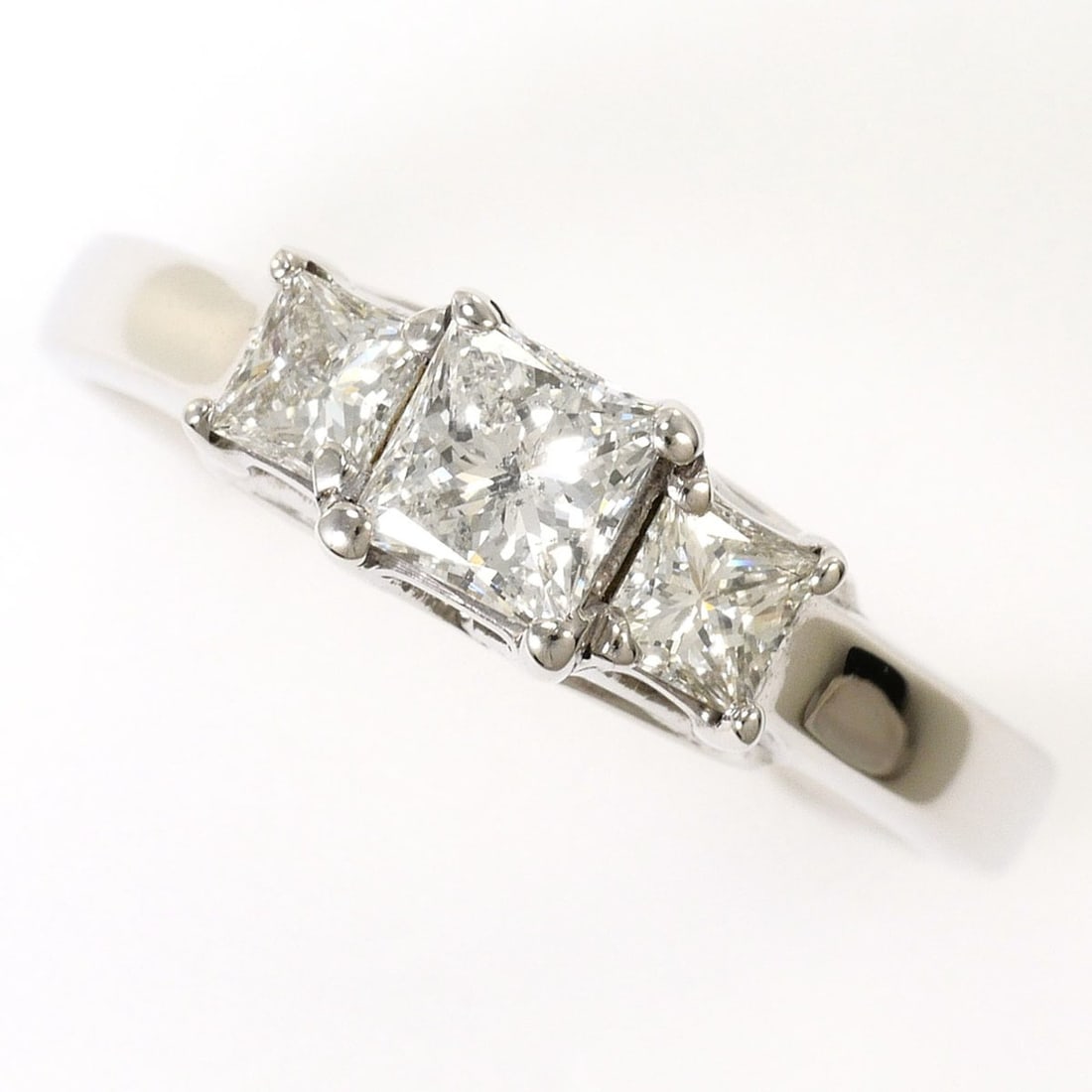 K14 14K WG White Gold Ring - 1 Diamond (0.35ct and 0.2ct) Certificate of Authenticity Total Weight: --- Catalog ---Category: SizeWidth: 5mm / 0.2''Weight: 3.4g / 0.11oz.JP Size: 11.5US Size: 6Category: DesignType: Band ringColor: White goldMetal: White GoldStone: DiamondGender: WomenMaterial: White 