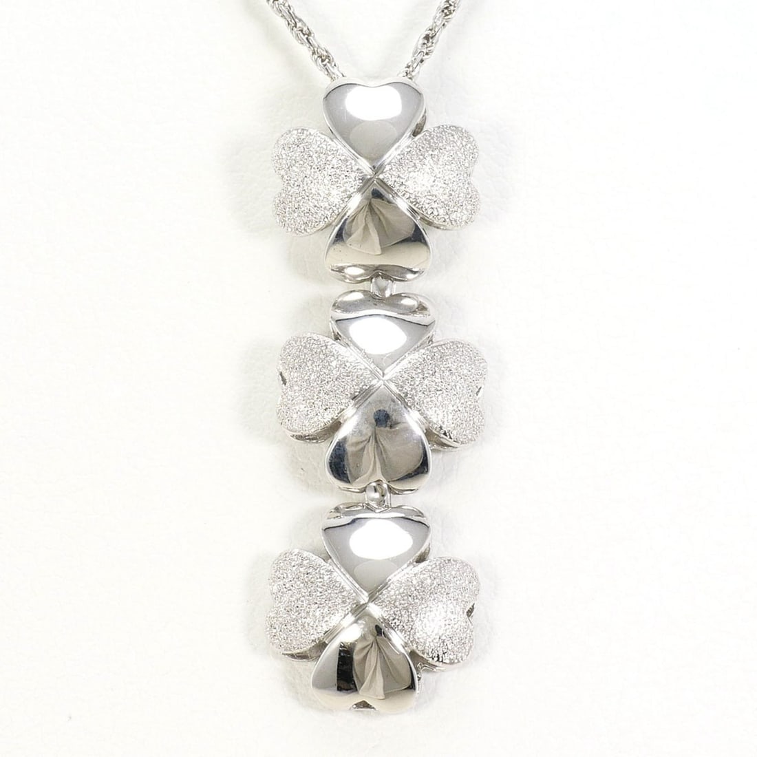 18K (18-karat gold) WG (White Gold) Necklace, Total Weight 5.4g, 40cm, Jewelry: --- Catalog ---Category: SizeWeight: 5.4g / 0.19oz.Pendant Size: 33mm x 11mm / 1.29'' x 0.43''Neck Circumference: 40 cm / 15.74''Category: DesignColor: White goldMetal: White GoldGender: WomenMaterial