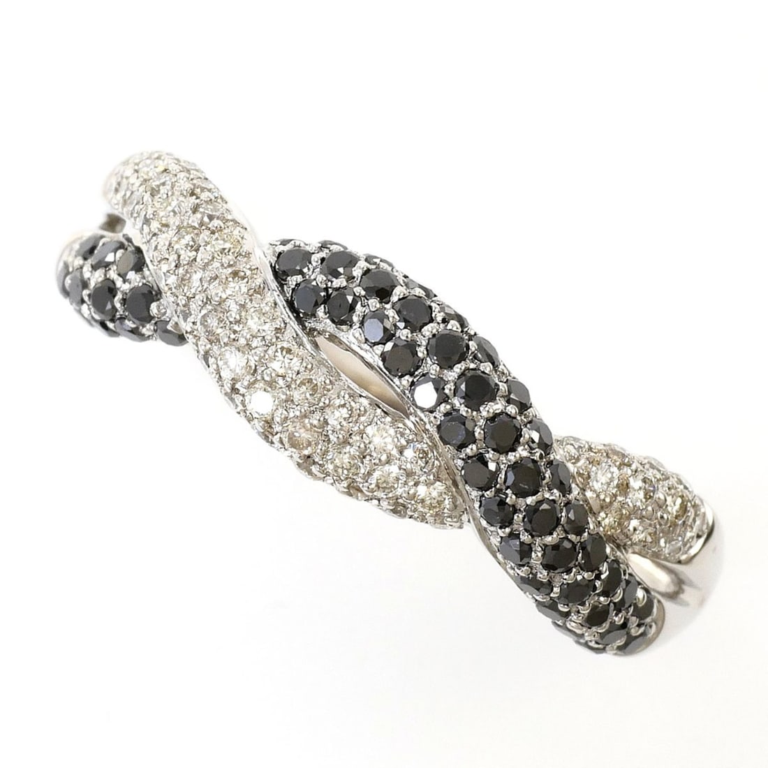 18K (18-karat white gold) ring with black diamond. Includes a diamond appraisal certificate. Total: --- Catalog ---Category: SizeWidth: 6mm / 0.24''Weight: 3.9g / 0.13oz.JP Size: 12US Size: 6.5Category: DesignType: Band ringColor: Black, White goldMetal: White GoldStone: DiamondGender: WomenMaterial