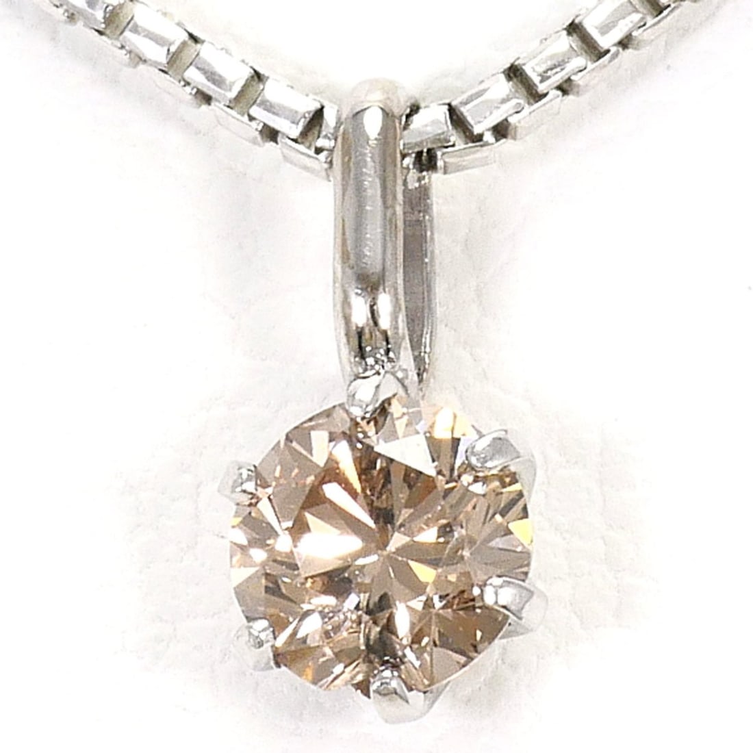 18K (18-karat white gold) necklace with a 0.3ct brown diamond (I1 clarity), certified, total weight: --- Catalog ---Category: SizeWeight: 3.7g / 0.13oz.Pendant Size: 10mm x 5mm / 0.39'' x 0.19''Neck Circumference: 40 cm / 15.74''Category: DesignColor: White goldMetal: White GoldStone: DiamondGender: 