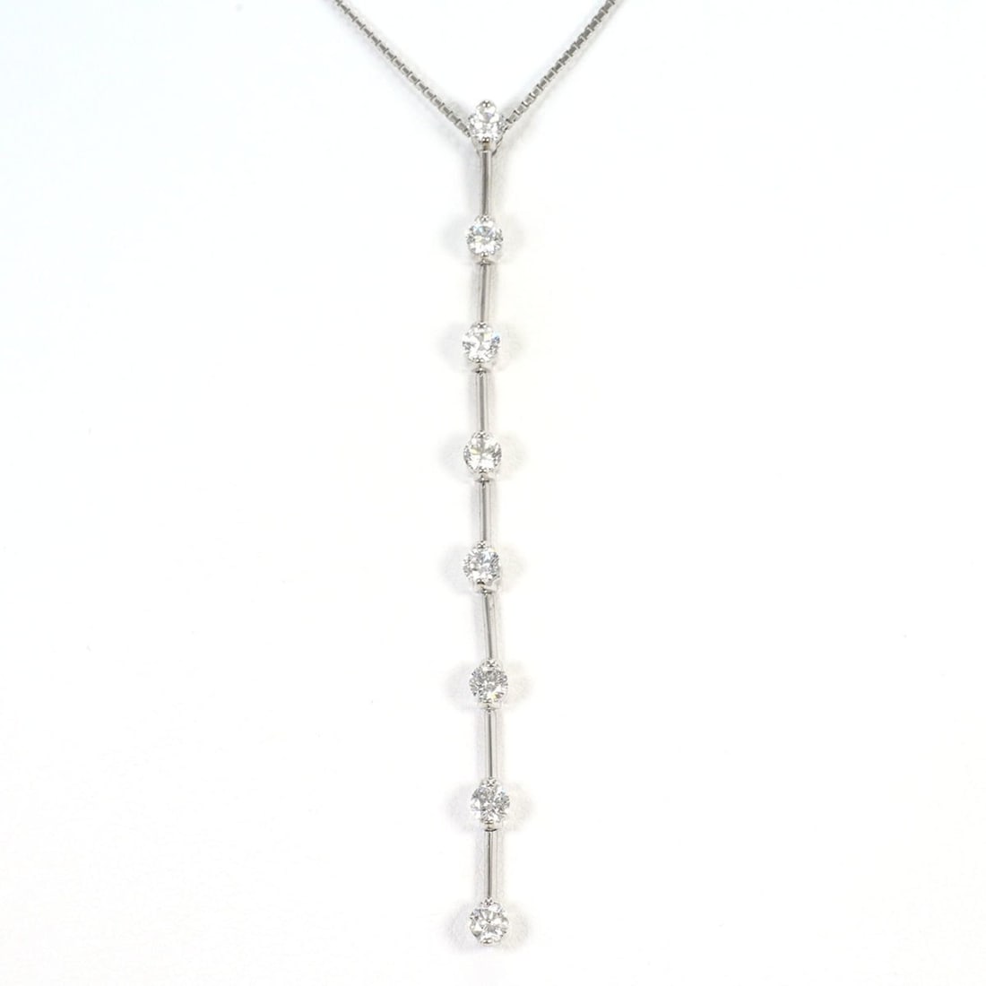 18K (18-karat white gold) necklace with 1.00ct diamond, includes appraisal certificate, total weight: --- Catalog ---Category: SizeWeight: 5.9g / 0.2oz.Pendant Size: 75mm x 3mm / 2.95'' x 0.11''Neck Circumference: 50 cm / 19.68''Category: DesignColor: White goldMetal: White GoldStone: DiamondGender: W