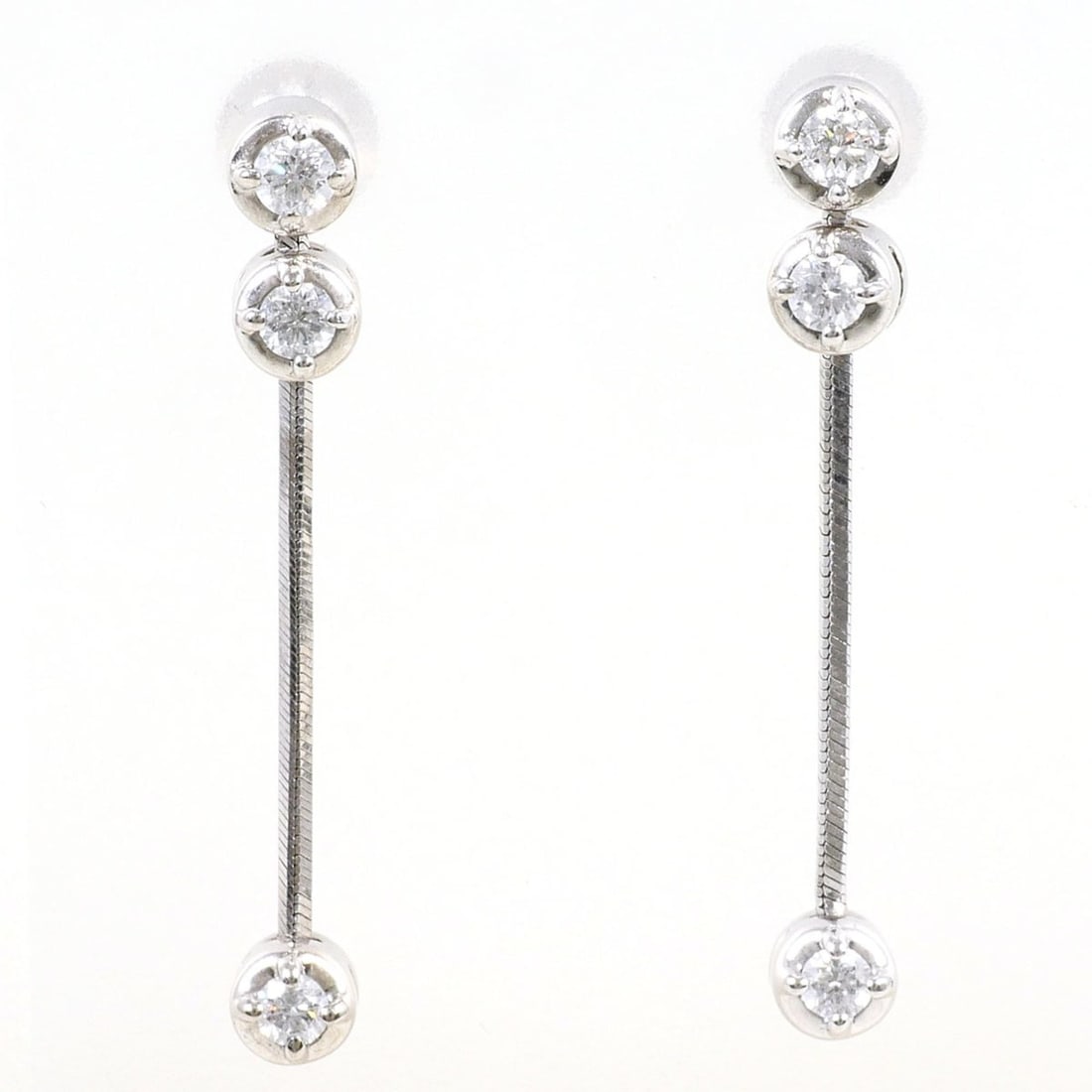 18K (18-karat white gold) earrings with 0.15ct diamonds, includes appraisal certificate, total: --- Catalog ---Category: SizeWeight: 2.5g / 0.08oz.Category: DesignType: Drop earringsColor: White goldMetal: White GoldStone: DiamondGender: WomenMaterial: White gold (18K)Metal Purity: 18KCategory: 
