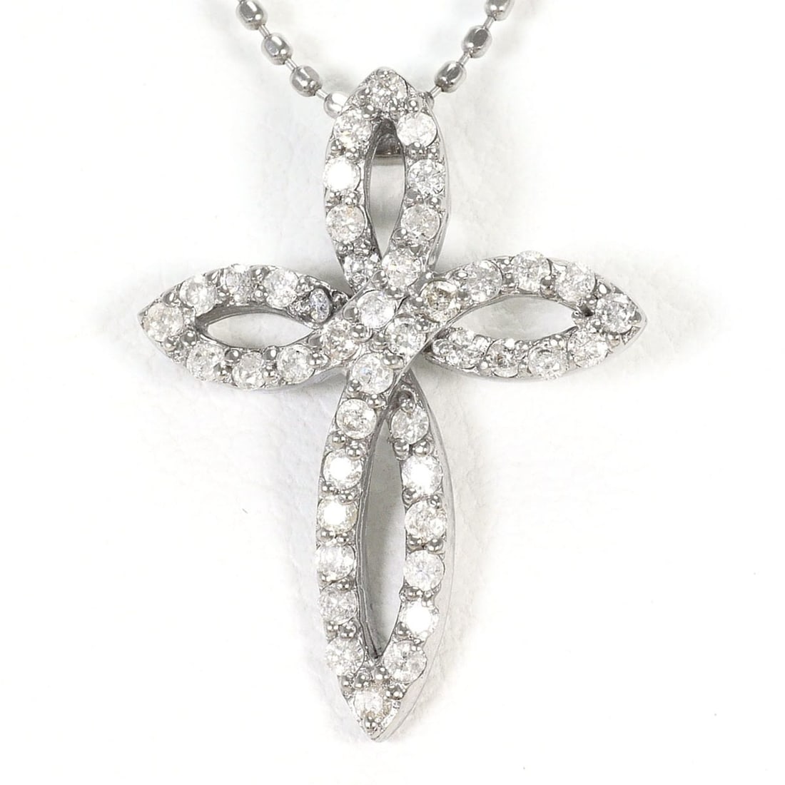 18K (18-karat white gold) necklace with 0.30ct diamond, includes appraisal certificate, total weight: --- Catalog ---Category: SizeWeight: 2.5g / 0.08oz.Pendant Size: 19mm x 14mm / 0.74'' x 0.55''Neck Circumference: 45 cm / 17.71''Category: DesignColor: White goldMetal: White GoldStone: DiamondGender: