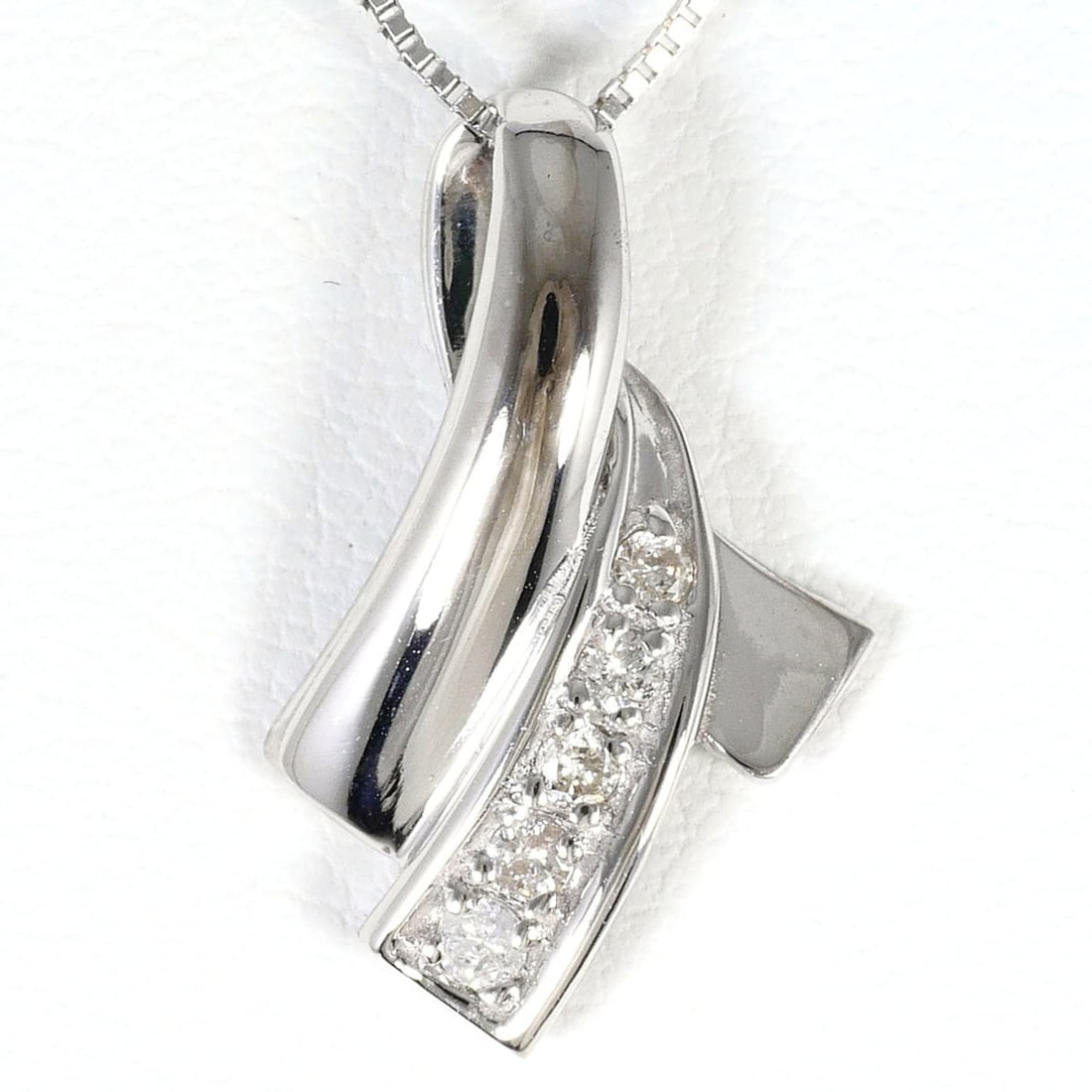 K14 14K WG White Gold Necklace with Diamond (carat weight not stamped), Total Weight 2.3g, 40cm,: --- Catalog ---Category: SizeWeight: 2.3g / 0.08oz.Pendant Size: 17mm x 12mm / 0.66'' x 0.47''Neck Circumference: 40 cm / 15.74''Category: DesignColor: White goldMetal: White GoldStone: DiamondGender: