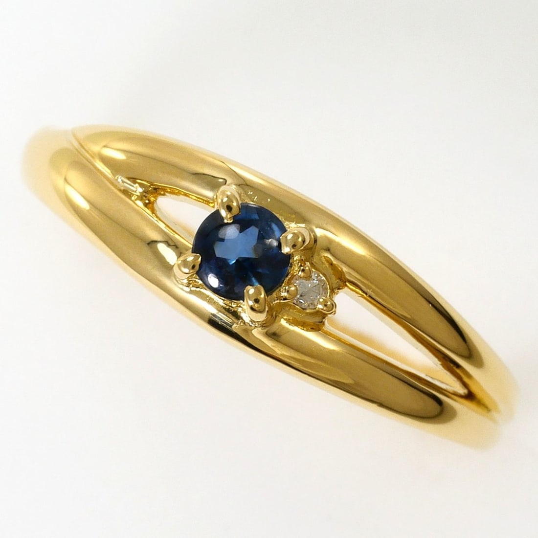 18K (18-karat) Yellow Gold Ring with Sapphire and Diamond (carat weight not stamped). Total weight:: --- Catalog ---Category: SizeWidth: 5mm / 0.2''Weight: 2g / 0.07oz.JP Size: 10US Size: 5.5Category: DesignType: Band ringColor: Yellow goldMetal: GoldStone: Diamond, SapphireGender: WomenMaterial: Yel