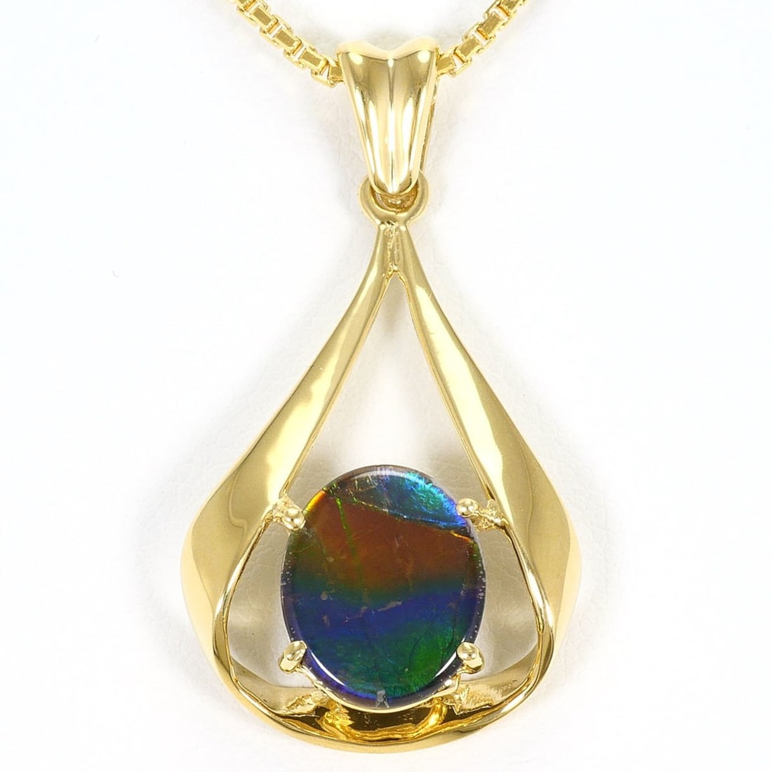 18K (18-karat) Yellow Gold Necklace with Ammonite, Certificate of Authenticity, Total Weight 11.6g,: --- Catalog ---Category: SizeWeight: 11.6g / 0.4oz.Pendant Size: 36mm x 20mm / 1.41'' x 0.78''Neck Circumference: 50 cm / 19.68''Category: DesignColor: GoldMetal: GoldStone: AmmoliteGender: WomenMater