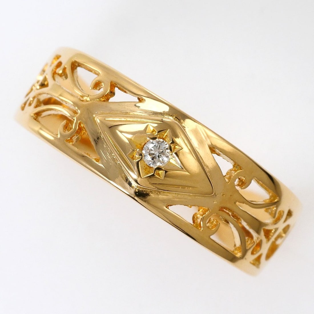 18K (18-karat) yellow gold ring with diamond (carat mark not specified), total weight 2.3g, jewelry.: --- Catalog ---Category: SizeWidth: 5mm / 0.2''Weight: 2.3g / 0.08oz.JP Size: 8US Size: 4.5Category: DesignType: Band ringColor: Yellow goldMetal: GoldStone: DiamondGender: WomenMaterial: Yellow gold 