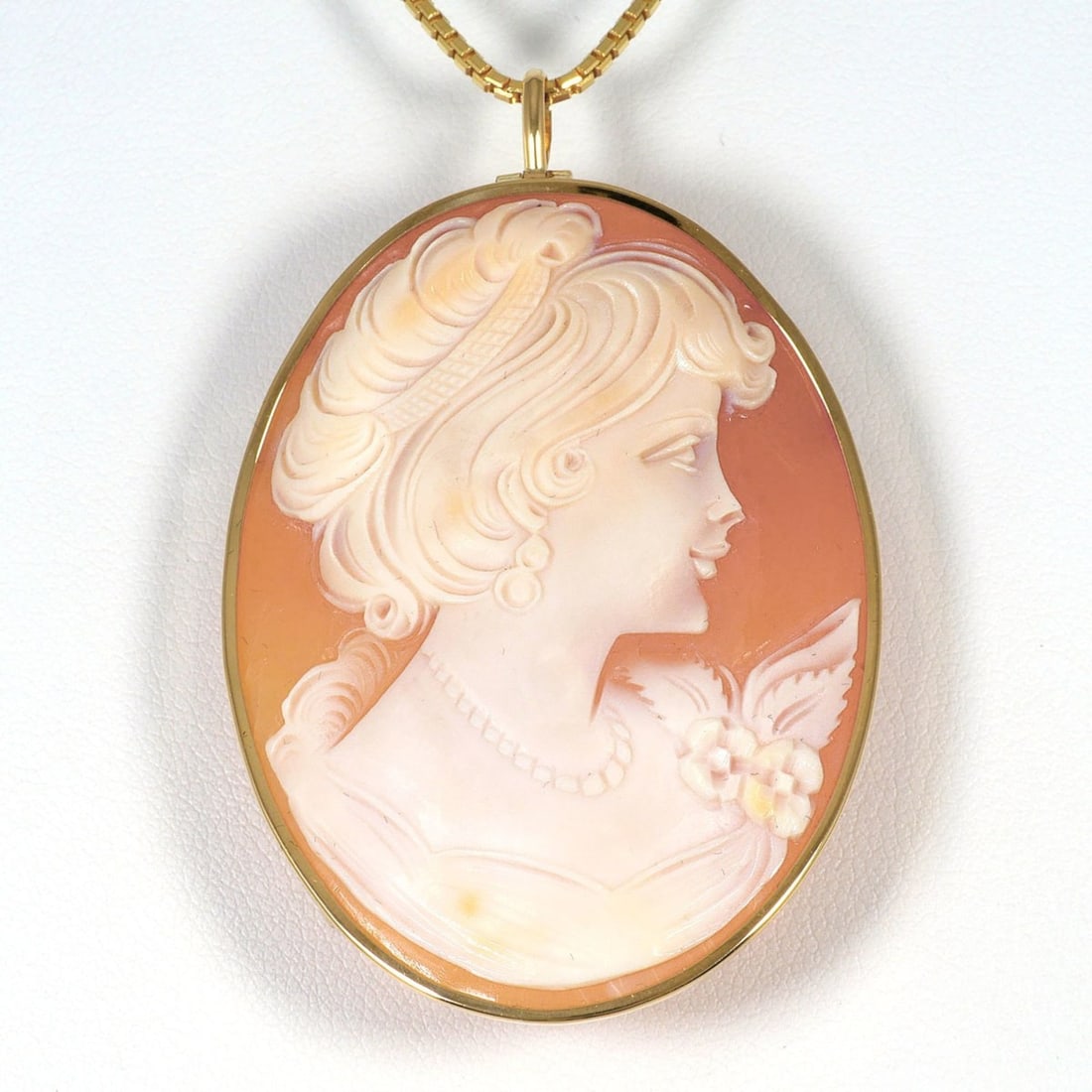 18K (18-karat) Yellow Gold Necklace with Shell Cameo Card, Total Weight 18.5g, 40cm, Jewelry: --- Catalog ---Category: SizeWeight: 18.5g / 0.65oz.Pendant Size: 58mm x 39mm / 2.28'' x 1.53''Neck Circumference: 40 cm / 15.74''Category: DesignColor: Yellow goldMetal: GoldStone: PearlGender: Women