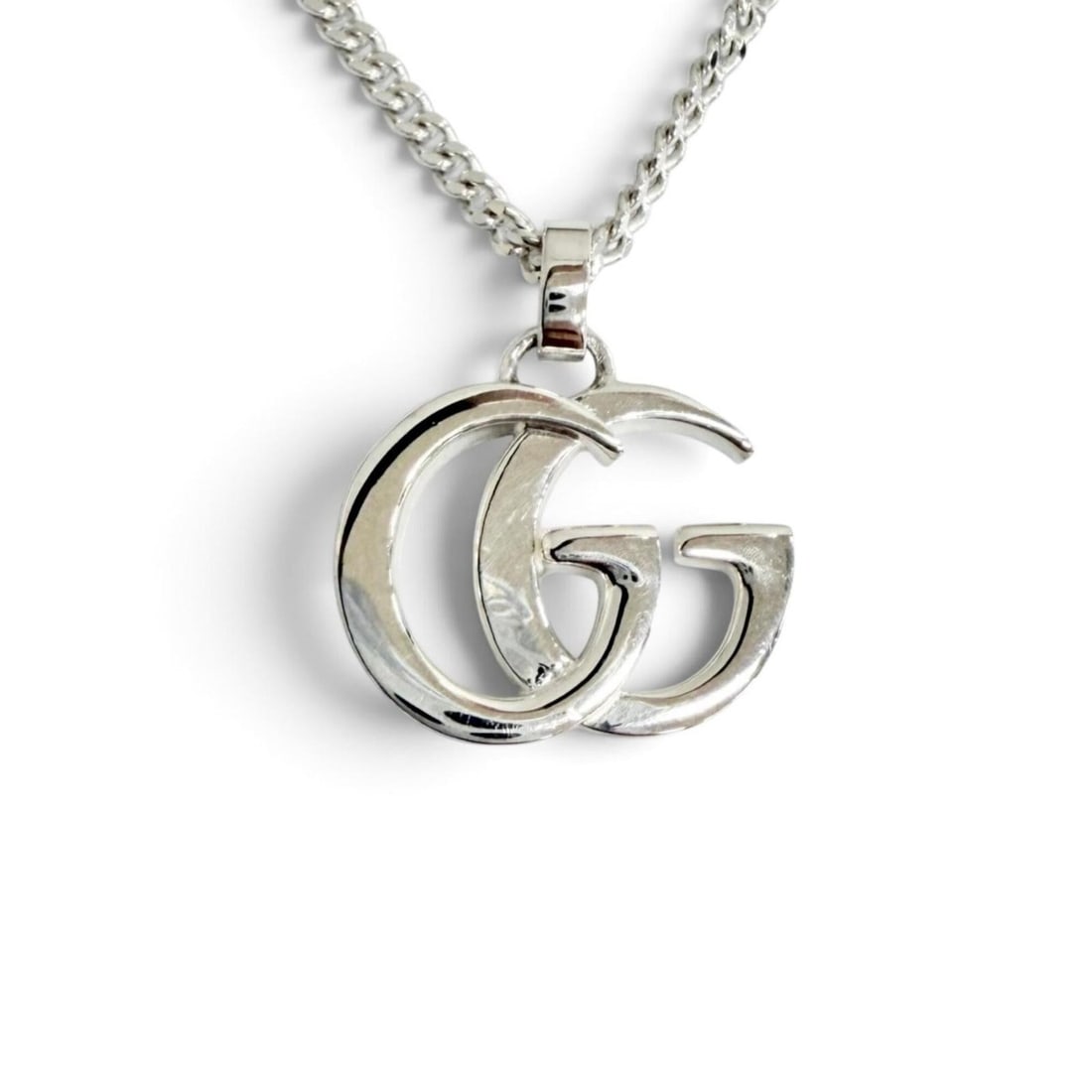 GUCCI 814914 Double G Pendant Necklace, AG925, Current Model, Approx. 55cm Length, Silver, Made in: --- Catalog ---Category: SizePendant Size: 16mm x 17mm / 0.62'' x 0.66''Neck Circumference: 50 cm - 55 cm / 19.68'' - 21.65''Category: DesignColor: SilverGender: WomenMaterial: Silver 925Necklace Type
