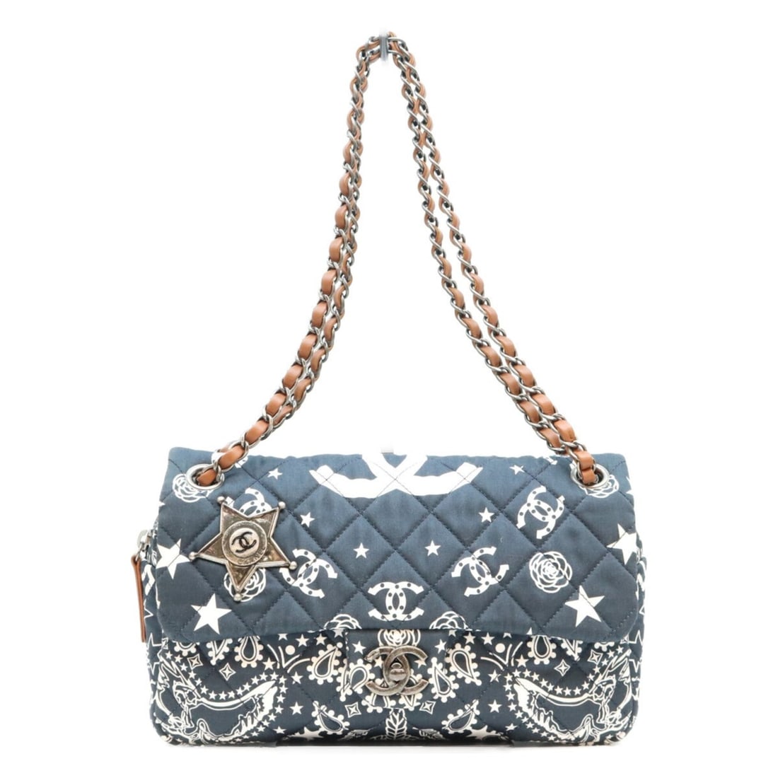 CHANEL A92459 Dark Navy Cotton Paris Dallas Star S-Flap Matelassé Chain Shoulder Bag W26.5 Silver: --- Catalog ---Category: SizeSize (HxWxD): 17cm x 27cm x 6cm / 6.69'' x 10.62'' x 2.36''Category: DesignType: Shoulder bagColor: NavyGender: WomenMaterial: Cotton Hardware Color: SilverCategory: Gener