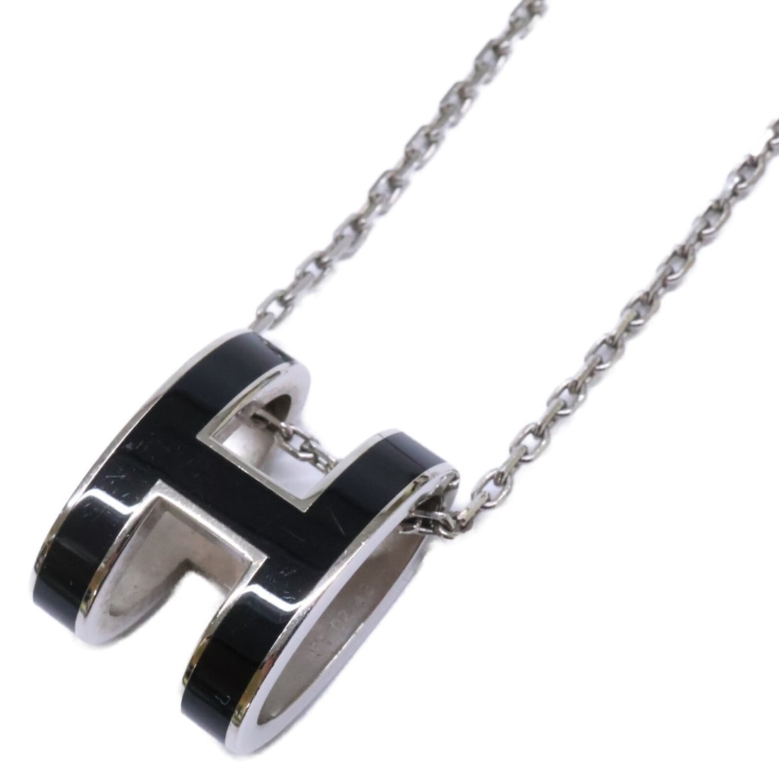 HERMES Pop H pendant necklace, black and silver, for women.: --- Catalog ---Category: SizePendant Size: 12mm x 16mm / 0.47'' x 0.62''Neck Circumference: 40.5 cm / 15.94''Category: DesignColor: Black, SilverGender: WomenMaterial: MetalNecklace Type: NecklaceCate