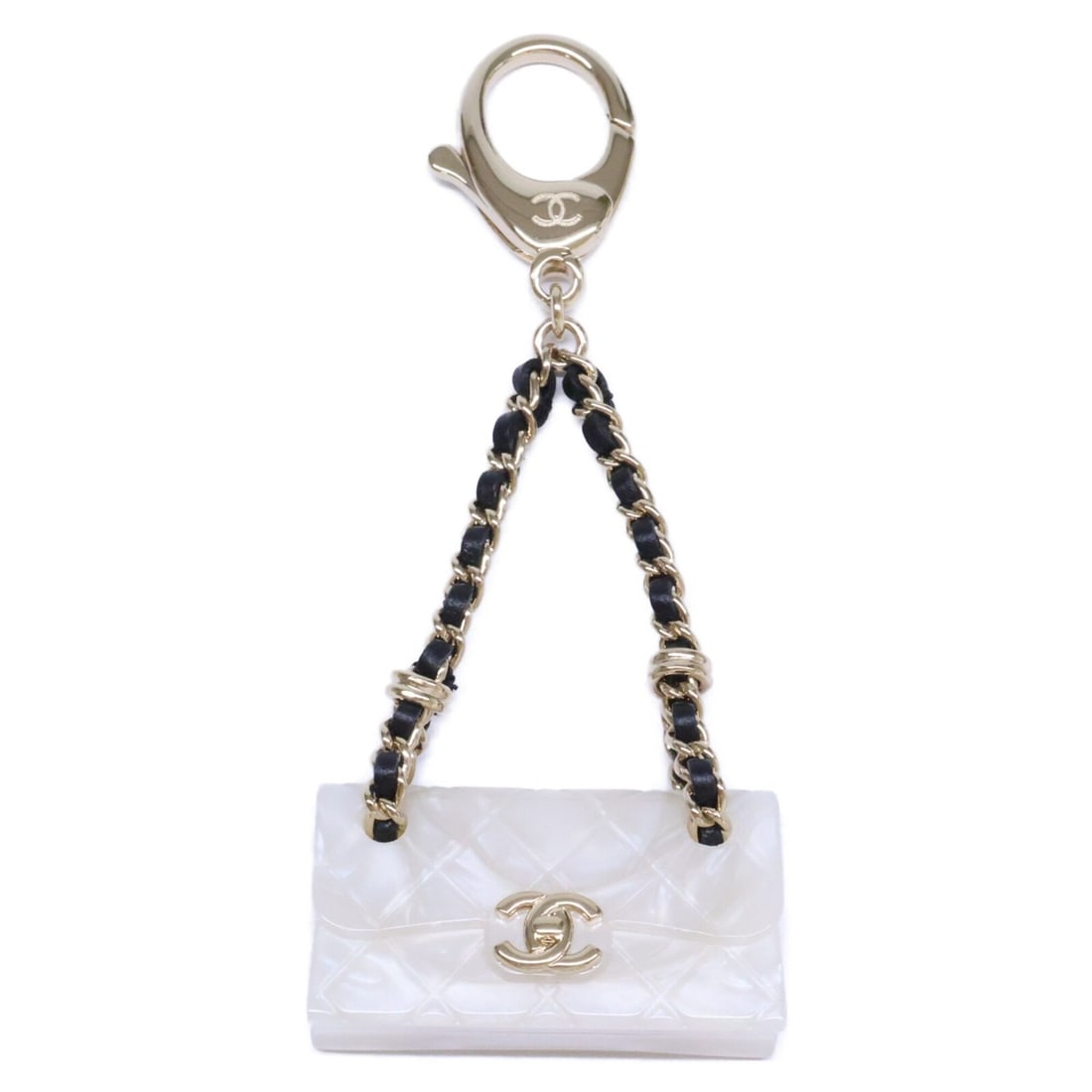 CHANEL Chanel Excellent Condition B23C Matelassé Bag Charm Keychain White Light Gold Hardware: --- Catalog ---Category: DesignType: Handbag charmColor: WhiteGender: WomenMaterial: Gold platingCategory: GeneralBrand: Chanel--- Item List ---Section: ConditionRanking: Rank A Used - A few traces of