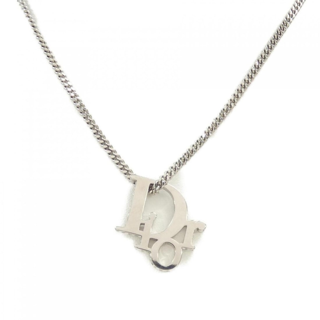 Christian Dior Dior N1284HOMMT Necklace: --- Catalog ---Category: SizePendant Size: 23mm x 23mm / 0.9'' x 0.9''Neck Circumference: 56.5 cm / 22.24''Category: DesignColor: SilverGender: MenNecklace Type: NecklaceCategory: GeneralMPN: