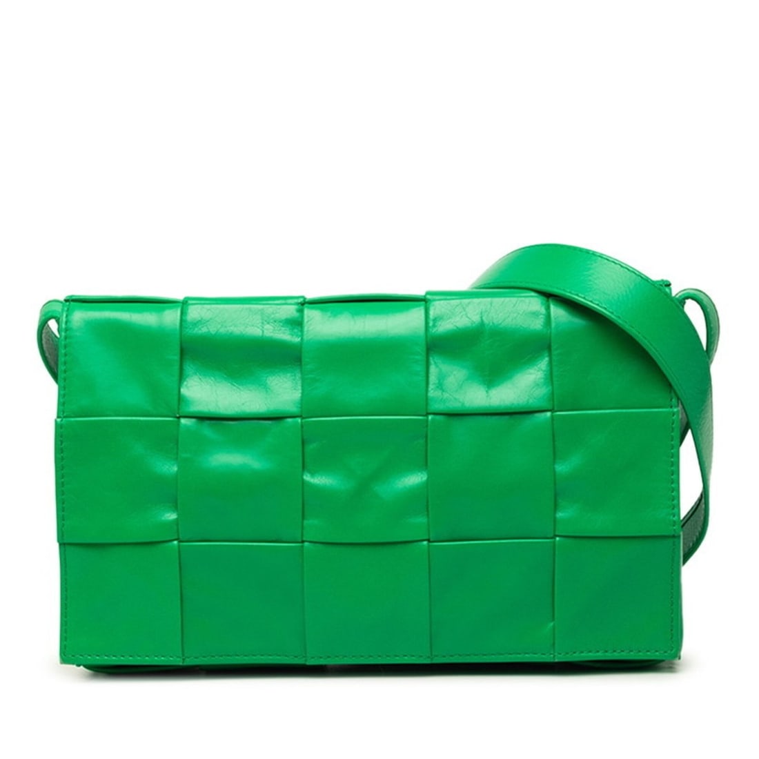 Bottega Veneta Maxi Intrecciato Cassette Crossbody Shoulder Bag, Green Leather, Women's: --- Catalog ---Category: SizeStrap Drop: 58cm / 22.83''Size (HxWxD): 14cm x 22cm x 55cm / 5.51'' x 8.66'' x 21.65''Category: DesignType: Shoulder bagColor: GreenGender: WomenClosure: MagnetMaterial: L