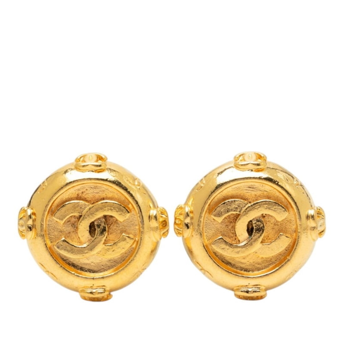 Chanel Coco Mark Vintage Round Earrings, Gold Plated, Women's CHANEL: --- Catalog ---Category: SizeSize (HxWxD): 25.70mm x 25.70mm / 1.01'' x 1.01''Category: DesignType: Clip earringsColor: GoldGender: WomenCategory: GeneralBrand: Chanel--- Item List ---Section: Conditi
