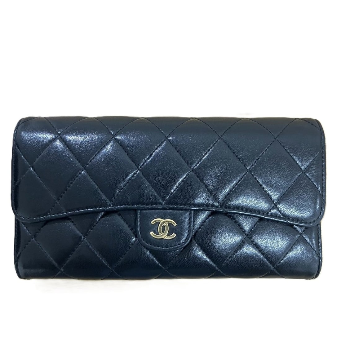 CHANEL A80758 Lambskin Classic Long Flap Wallet Matelassé Black x Bordeaux: --- Catalog ---Category: SizeSize (HxWxD): 10cm x 19cm x 4cm / 3.93'' x 7.48'' x 1.57''Category: DesignType: Long wallet (bi-fold)Color: BlackGender: WomenMaterial: Leather Leather/Fur Type: LambskinC