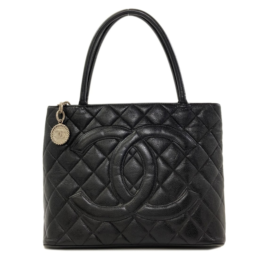 Chanel Reissue Tote Bag, Silver Hardware, Grained Calfskin, Women's.: --- Catalog ---Category: SizeSize (HxWxD): 23.5cm x 30.5cm x 14.5cm / 9.25'' x 12'' x 5.7''Handle Length: 37.5cm / 14.76''Category: DesignType: Tote bagColor: BlackGender: WomenClosure: ZipperMaterial