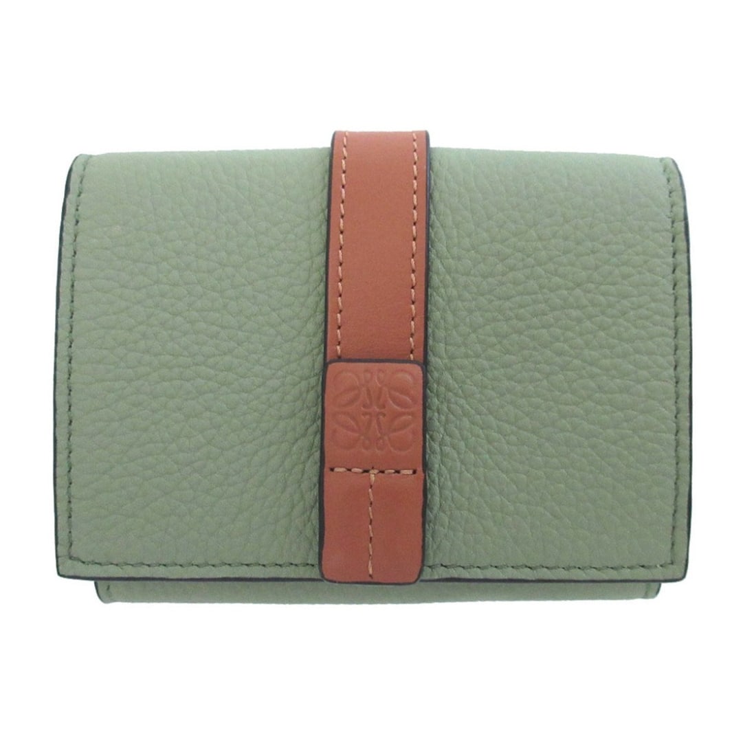 Loewe Anagram Trifold Leather Green Compact Wallet, Tri-fold 1566LOEWE: --- Catalog ---Category: SizeSize (HxWxD): 8cm x 10.2cm x 3cm / 3.14'' x 4.01'' x 1.18''Category: DesignType: Wallet (tri-fold)Color: GreenGender: WomenMaterial: Leather Category: GeneralBrand: LoeweC