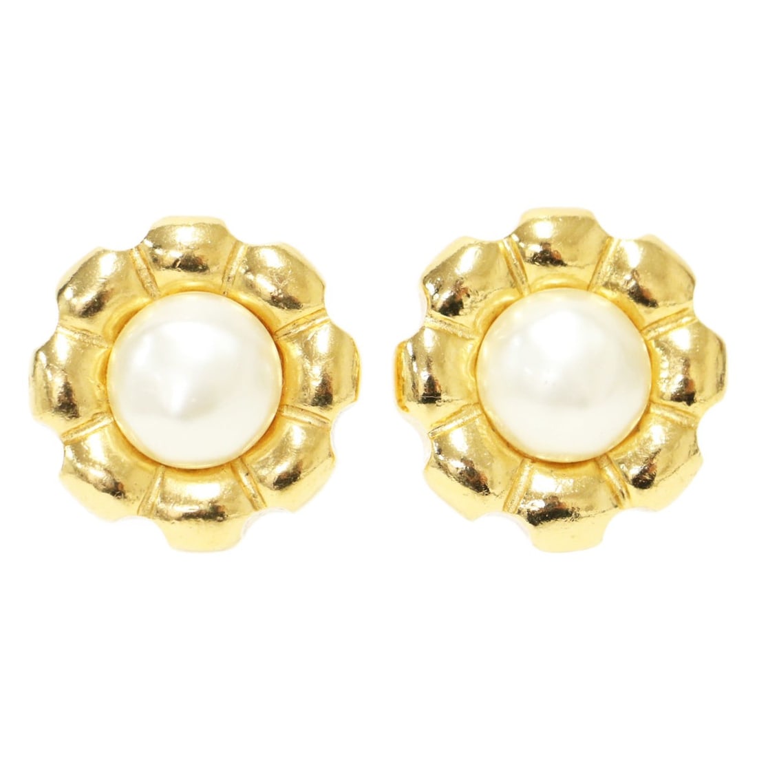 CHANEL Flower Motif Pearl Earrings (Pair) - Gold Jewelry Accessories for Women: --- Catalog ---Category: DesignType: Clip earringsColor: GoldGender: WomenCategory: GeneralBrand: Chanel--- Item List ---Section: ConditionRanking: Rank AB Used - Traces of usage, scratches / dirt can