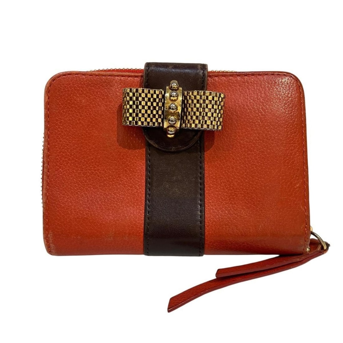 Christian Louboutin bi-fold wallet, Sweet Charity, leather, GP finish.: --- Catalog ---Category: SizeSize (HxWxD): 9.5cm x 13.5cm x 3cm / 3.74'' x 5.31'' x 1.18''Category: DesignType: Wallet (bi-fold)Color: Brown, OrangeGender: WomenMaterial: Leather Category: GeneralBran