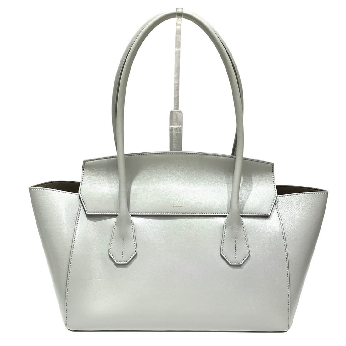 Bally SANDAH Leather Handbag: --- Catalog ---Category: SizeSize (HxWxD): 26.5cm x 35cm x 18cm / 10.43'' x 13.77'' x 7.08''Category: DesignType: HandbagColor: GrayGender: WomenMaterial: Leather Category: GeneralBrand: Bally--- Item
