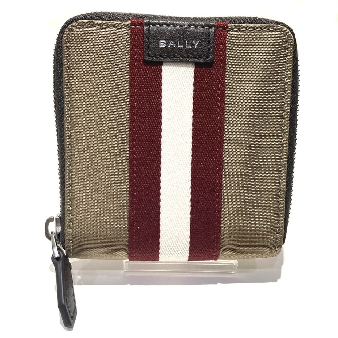 Bally bi-fold wallet, stripe canvas, PVC leather.: --- Catalog ---Category: SizeSize (HxWxD): 11cm x 10cm x 2cm / 4.33'' x 3.93'' x 0.78''Category: DesignType: Wallet (bi-fold)Color: Khaki brownGender: Women,MenMaterial: Canvas , PVC , Leather