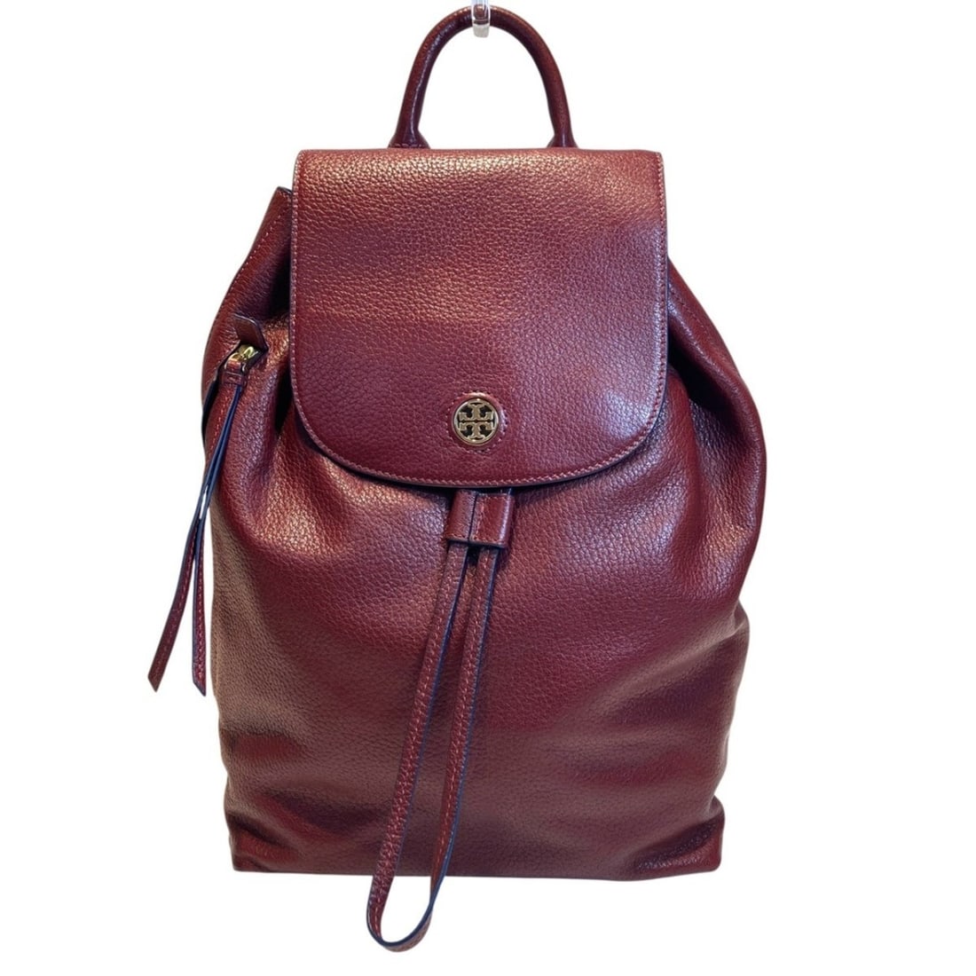 Tory Burch Broady Backpack/Daypack (Leather): --- Catalog ---Category: SizeSize (HxWxD): 35cm x 25cm x 16cm / 13.77'' x 9.84'' x 6.29''Category: DesignType: BackpackColor: BurgundyGender: Women,MenMaterial: Leather Category: GeneralBrand: Tory Bu