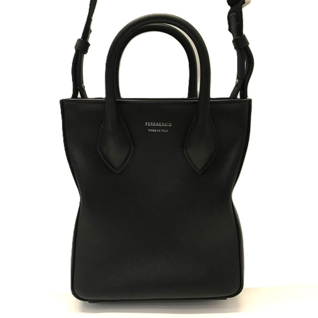 Salvatore Ferragamo Ferragamo Print Leather Crossbody Bag Mini Tote Black 241681 FERRAGAMO: --- Catalog ---Category: SizeSize (HxWxD): 21cm x 18cm x 6cm / 8.26'' x 7.08'' x 2.36''Category: DesignType: Shoulder bagColor: BlackGender: WomenMaterial: Leather , Jacquard Category: GeneralMPN:
