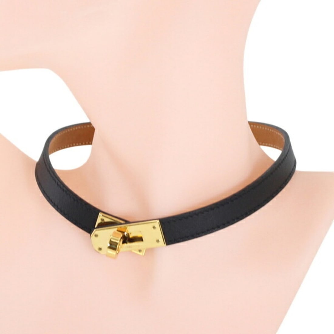 Hermes Mini Kelly Choker, Women's, Swift Leather, Black Bracelet T6289: --- Catalog ---Category: SizeNeck Circumference: 40 cm / 15.74''Category: DesignColor: Black, GoldGender: WomenMaterial: Swift leatherNecklace Type: ChokerCategory: GeneralBrand: Hermes--- Item List -