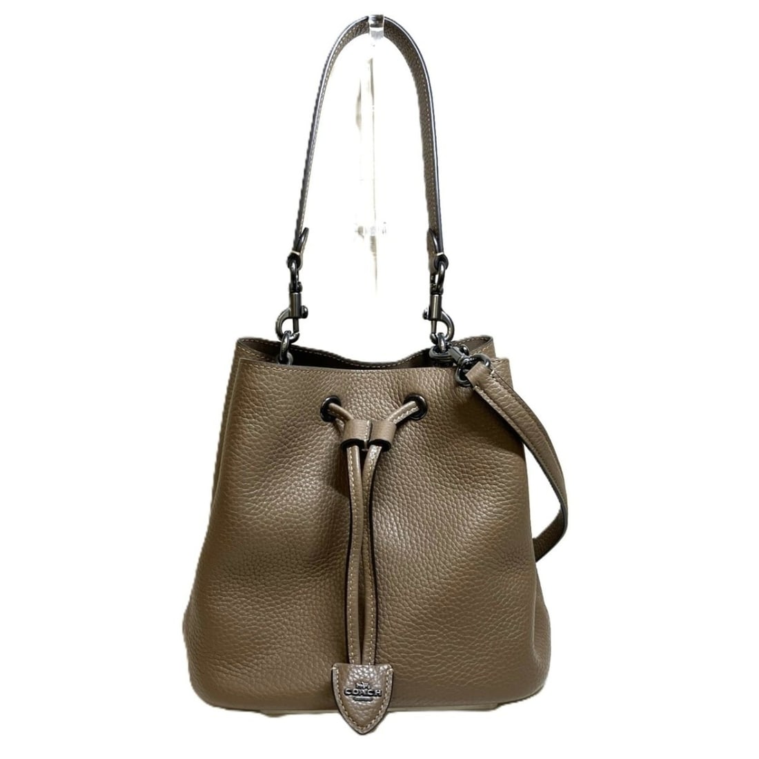 Coach Lowen Bucket Bag Shoulder Leather CBH06: --- Catalog ---Category: SizeSize (HxWxD): 21.5cm x 21.5cm x 14cm / 8.46'' x 8.46'' x 5.51''Strap Length: 105cm - 123cm / 41.33'' - 48.42''Handle Length: 43cm / 16.92''Category: DesignType: Shoulder b