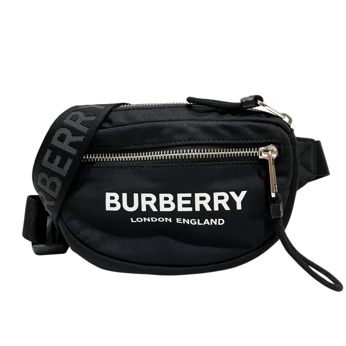 Burberry waist bag, London canvas: --- Catalog ---Category: SizeSize (HxWxD): 10cm x 18cm x 3.5cm / 3.93'' x 7.08'' x 1.37''Strap Length: 73cm - 127cm / 28.74'' - 49.99''Category: DesignType: Fanny packColor: BlackGender: UnisexClosure