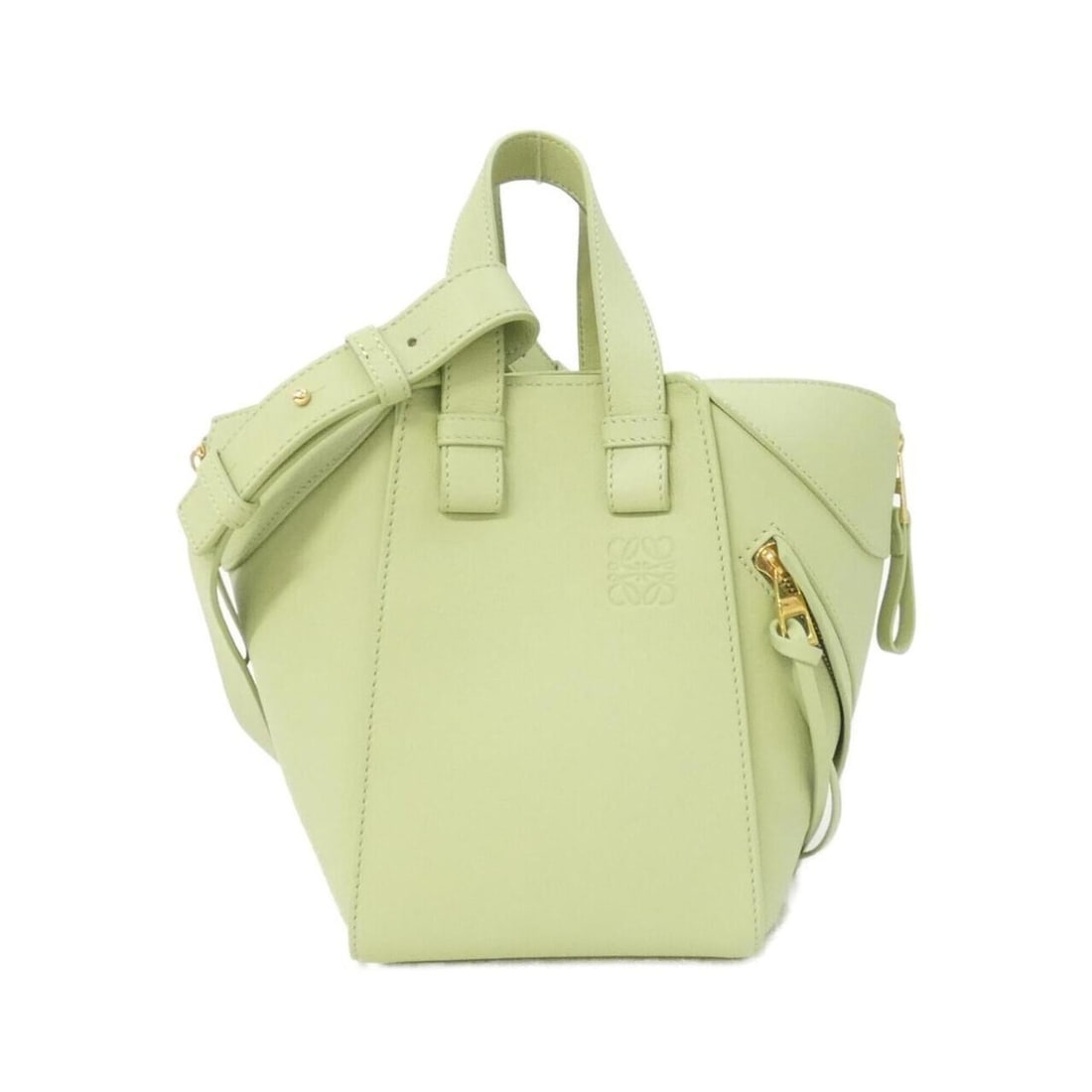 Loewe Hammock Compact A538H13X10 Shoulder Bag: --- Catalog ---Category: SizeSize (HxWxD): 21cm x 26cm x 20cm / 8.26'' x 10.23'' x 7.87''Category: DesignType: Shoulder bagColor: GreenGender: Women,MenMaterial: Leather Leather/Fur Type: