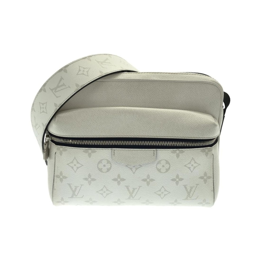 Louis Vuitton Taiga Lama Outdoor Messenger M30873 Shoulder Bag: --- Catalog ---Category: SizeSize (HxWxD): 20cm x 25cm x 5.5cm / 7.87'' x 9.84'' x 2.16''Category: DesignType: Shoulder bagColor: WhiteGender: MenMaterial: Coated canvas , Leather Hardware Color: Silv