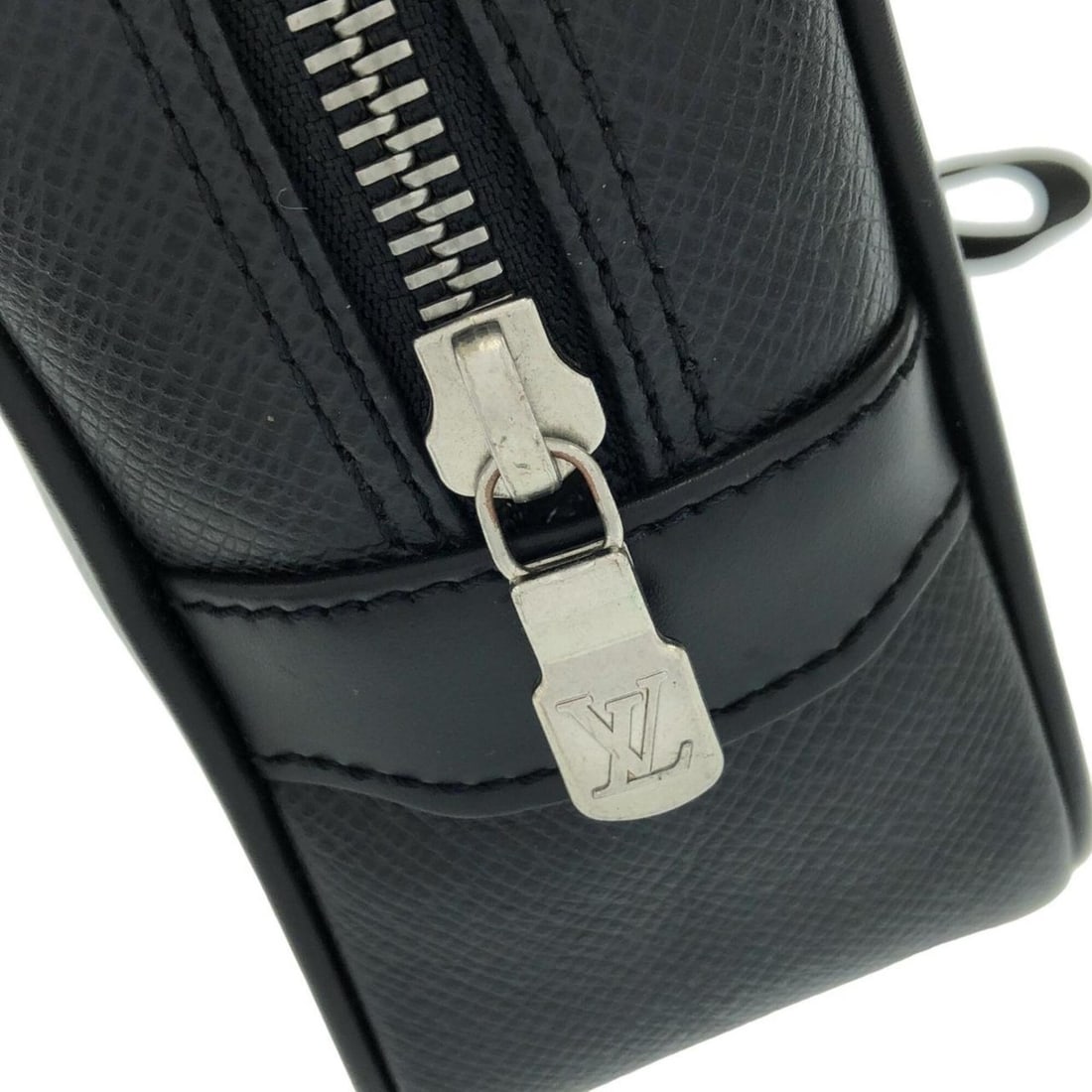 Louis Vuitton Taiga Kalga M30812 Second Bag - 6