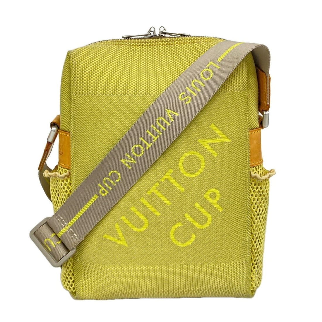 Louis Vuitton Damier Géant LV Cup Weatherly Shoulder Bag M80636 Yellow Men's: --- Catalog ---Category: SizeSize (HxWxD): 28cm x 19cm x 6cm / 11.02'' x 7.48'' x 2.36''Category: DesignType: Shoulder bagColor: YellowGender: MenCategory: GeneralMPN: M80636Brand: Louis Vuitton--- It