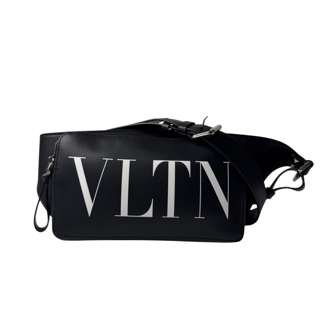 Valentino Garavani body bag with VLTN logo, VY2B0A10WJW, for men.: --- Catalog ---Category: SizeSize (HxWxD): 13.5cm x 23cm x 3cm / 5.31'' x 9.05'' x 1.18''Category: DesignType: Sling bagColor: BlackGender: MenMaterial: Leather Category: GeneralBrand: Valentino Garav