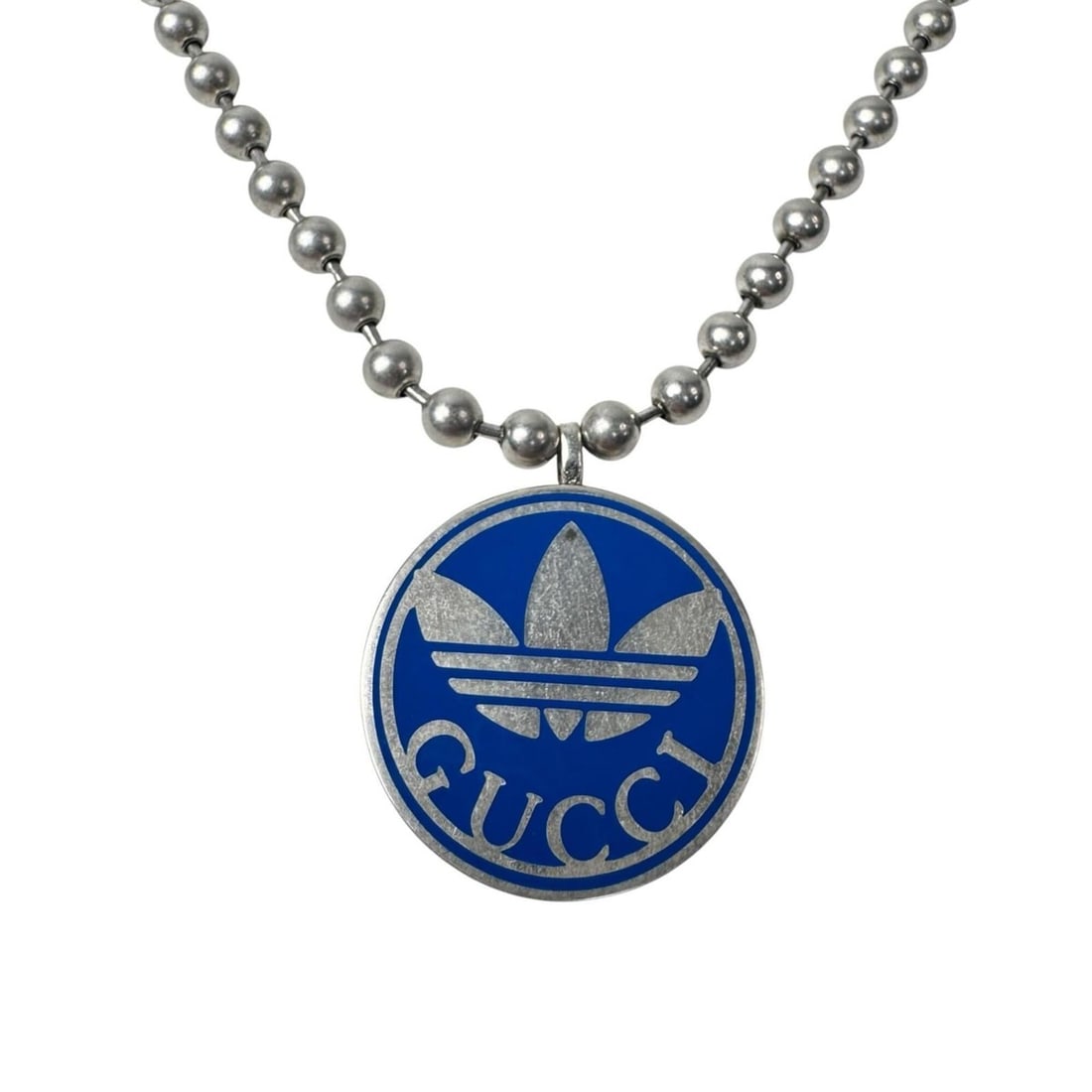 Gucci x Adidas collaboration Trefoil ball chain necklace (925 sterling silver) for men.: --- Catalog ---Category: SizePendant Size: 30mm x 30mm / 1.18'' x 1.18''Neck Circumference: 70 cm / 27.55''Category: DesignColor: Blue, SilverGender: MenMaterial: Silver 925Necklace Type: NecklaceCate
