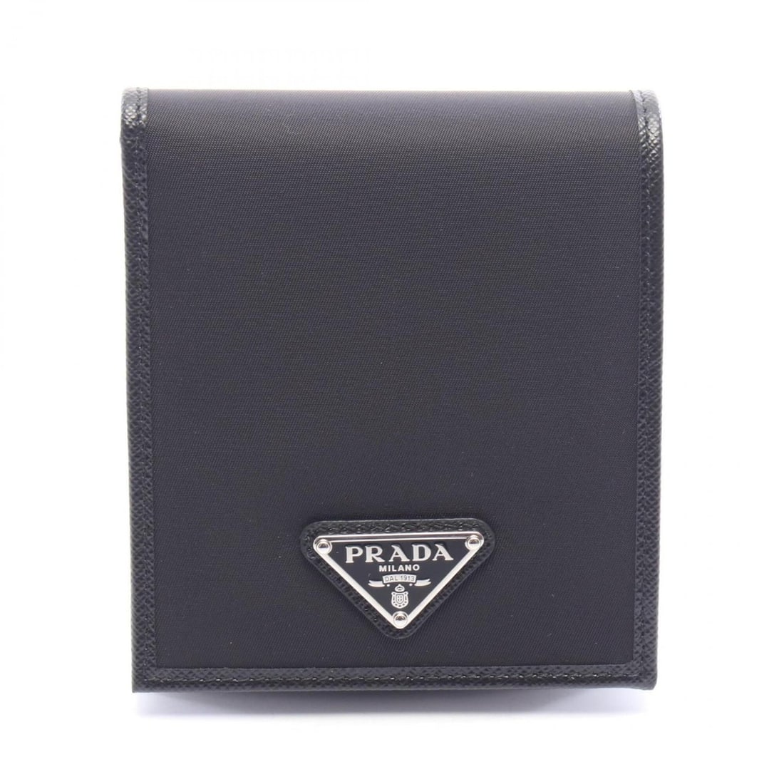 Prada SASAFFIANO METAL Bi-fold Wallet, Nylon, Saffiano Leather, Men's, Black (2MO738): --- Catalog ---Category: SizeSize (HxWxD): 11cm x 9.5cm x 2cm / 4.33'' x 3.74'' x 0.78''Category: DesignType: Wallet (bi-fold)Color: BlackGender: MenMaterial: Nylon , Leather Leather/Fur Type: Saffian