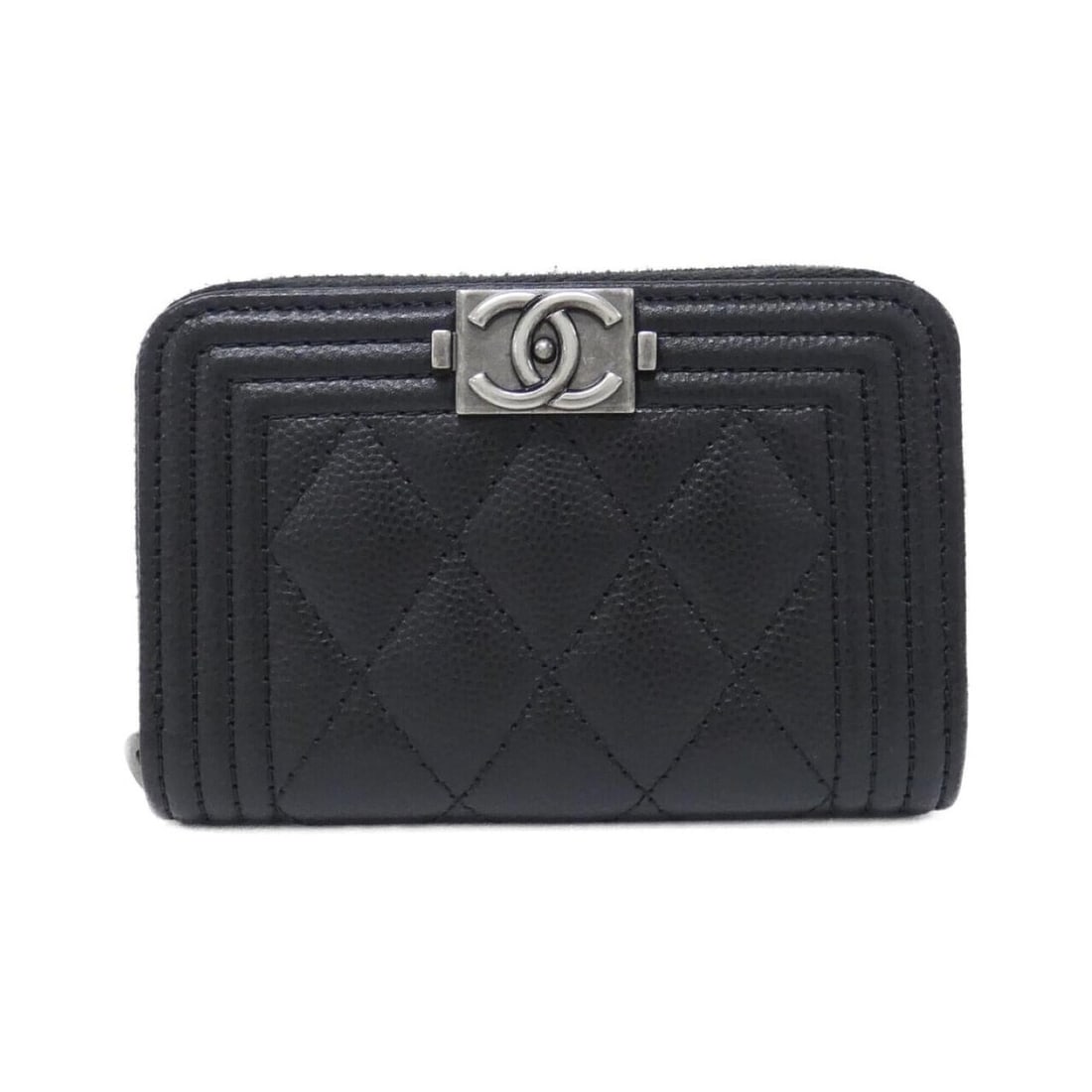 Chanel Boy line 80602 wallet/coin case: --- Catalog ---Category: SizeSize (HxWxD): 7cm x 11cm x 2cm / 2.75'' x 4.33'' x 0.78''Category: DesignType: Coin purse/coin caseColor: BlackGender: WomenMaterial: Grained Calfskin Category: