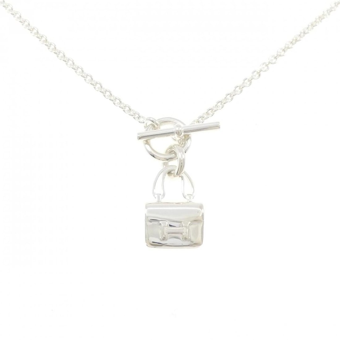 Hermes Amulette Constance Necklace: --- Catalog ---Category: SizePendant Size: 29.3mm x 12.4mm / 1.15'' x 0.48''Neck Circumference: 41 cm / 16.14''Category: DesignColor: SilverGender: WomenMaterial: Silver 925Necklace Type: NecklaceCate