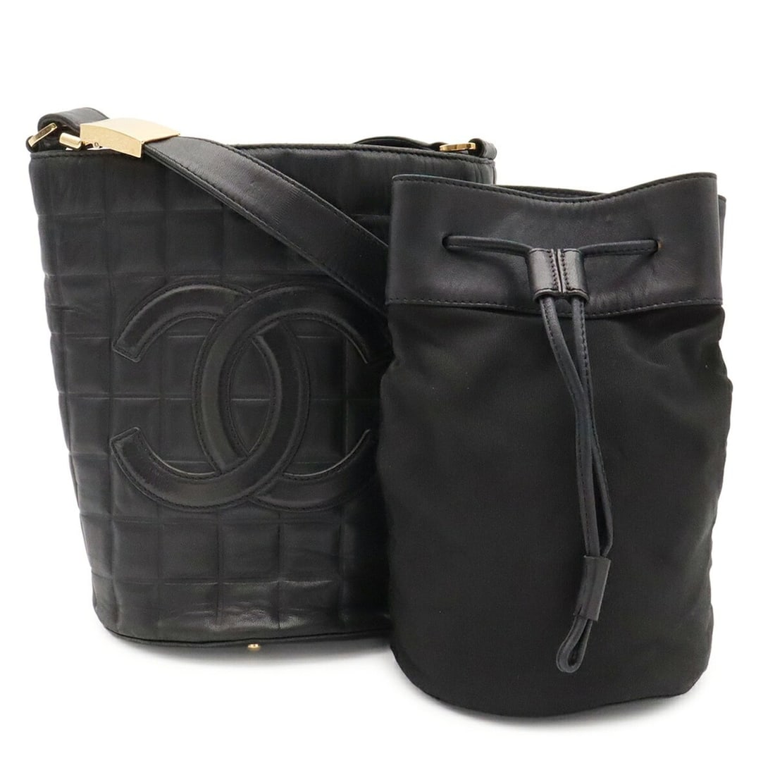 CHANEL Chanel Chocolate Bar Coco Mark Shoulder Bag Bucket Leather Black: --- Catalog ---Category: SizeWeight: 410g / 14.46oz.Size (HxWxD): 21cm x 20cm x 15.5cm / 8.26'' x 7.87'' x 6.1''Strap Length: 61cm / 24.01''Category: DesignType: Shoulder bagColor: BlackGender: WomenM