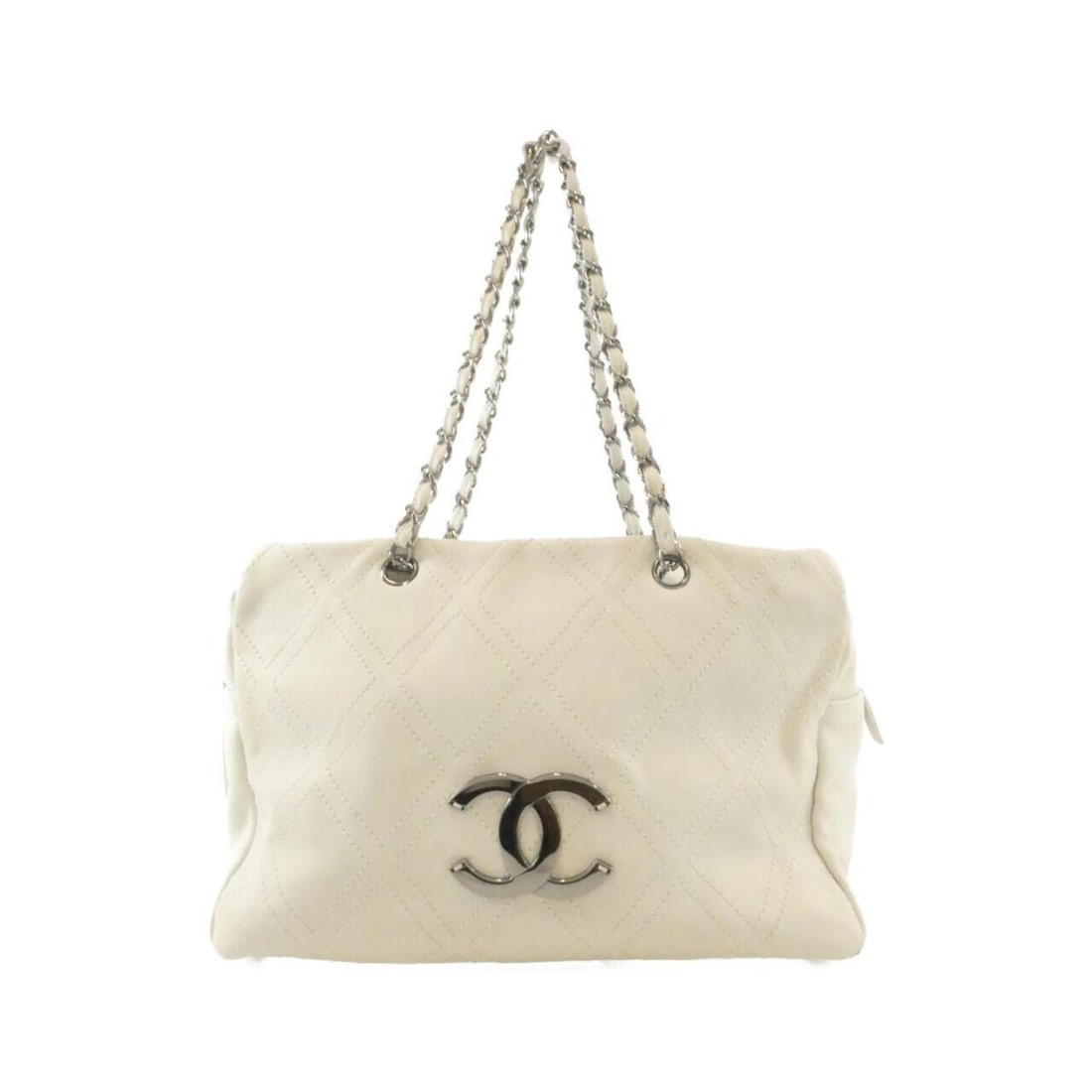 Chanel 32455 Shoulder Bag: --- Catalog ---Category: SizeSize (HxWxD): 22cm x 33cm x 14cm / 8.66'' x 12.99'' x 5.51''Category: DesignType: Shoulder bagColor: WhiteGender: WomenMaterial: Leather Hardware Color: SilverLeather/Fur 