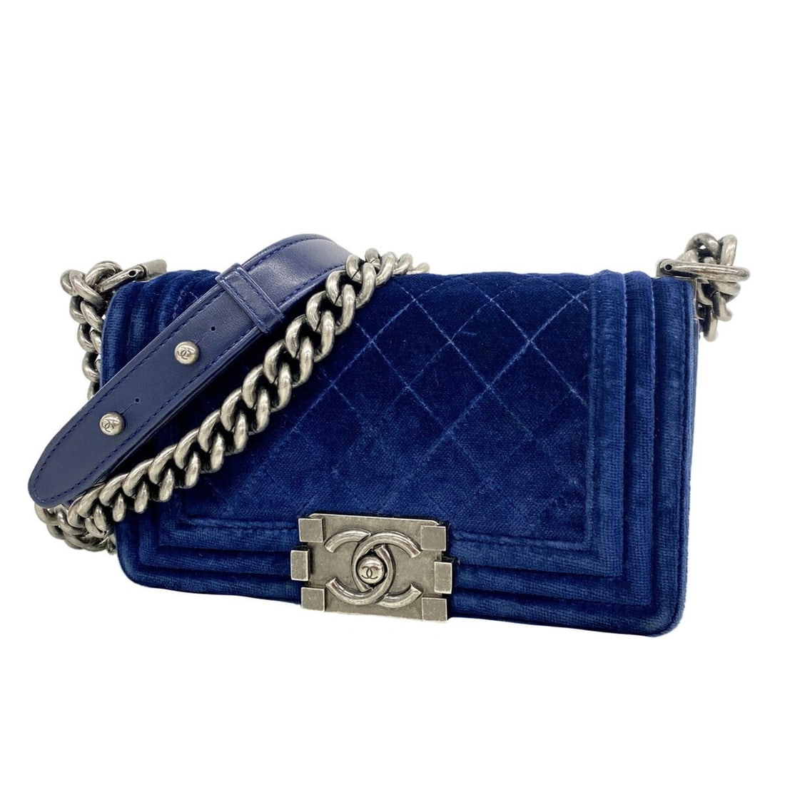 Chanel Boy Chain Shoulder Bag, Suede, Navy, Women's, OP018925: --- Catalog ---Category: SizeSize (HxWxD): 12cm x 20cm x 6cm / 4.72'' x 7.87'' x 2.36''Category: DesignType: Shoulder bagColor: NavyGender: WomenMaterial: Suede Hardware Color: SilverCategory: General