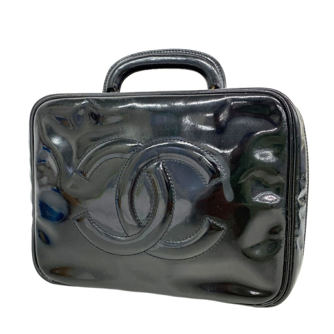 Chanel handbag/vanity bag, patent leather, black, for women.: --- Catalog ---Category: SizeSize (HxWxD): 18.5cm x 24.5cm x 10cm / 7.28'' x 9.64'' x 3.93''Category: DesignType: Vanity bagColor: BlackGender: WomenMaterial: Patent leather Hardware Color: GoldCatego