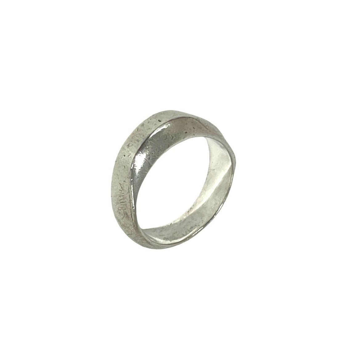 TIFFANY&Co. Tiffany Vintage Knife Edge Ring, Sterling Silver 925, Item Number 27222: --- Catalog ---Category: SizeJP Size: 6US Size: 3.5Category: DesignType: Band ringColor: SilverGender: WomenMaterial: Silver 925Category: GeneralBrand: Tiffany--- Item List ---Section: ConditionRankin