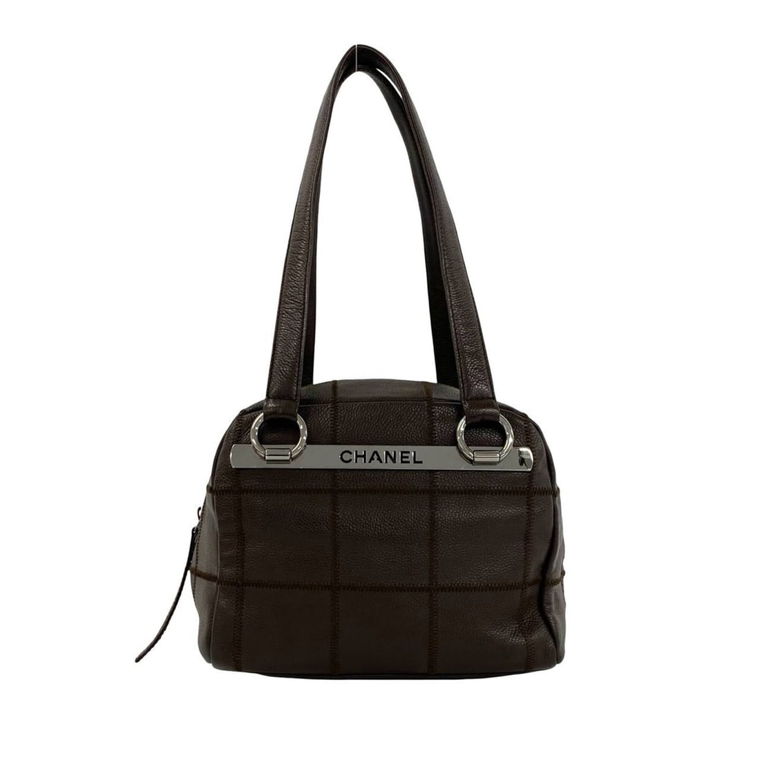 CHANEL Chocolate Bar Logo Caviar Skin Semi Shoulder Bag Handbag Brown 17952: --- Catalog ---Category: SizeSize (HxWxD): 18.5cm x 21.5cm x 12cm / 7.28'' x 8.46'' x 4.72''Category: DesignType: Handbag, Shoulder bagColor: BrownGender: WomenMaterial: Grained Calfskin Category: Gen